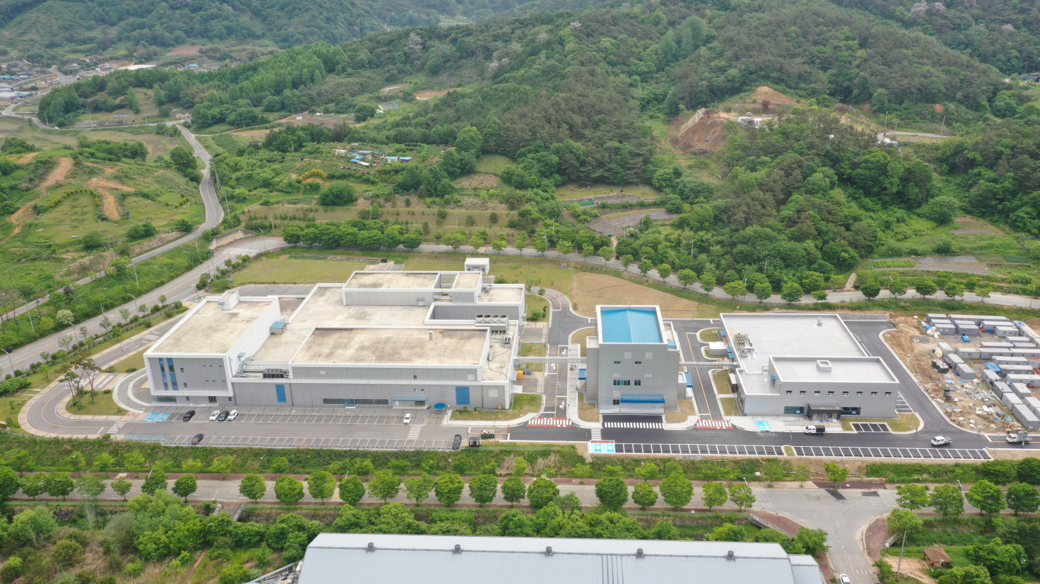 왼쪽부터 미생물실증지원센터 본공장, mRNA 제조동, 교육관.jpg