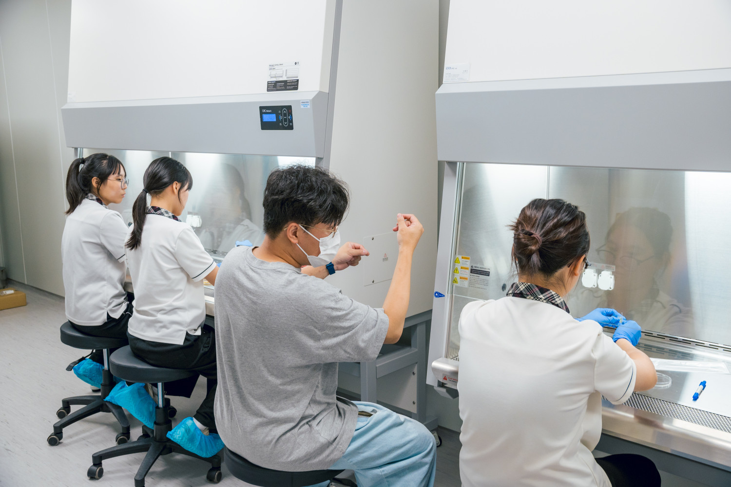 생산 체험학습을 진행하는 학생 사진.jpg