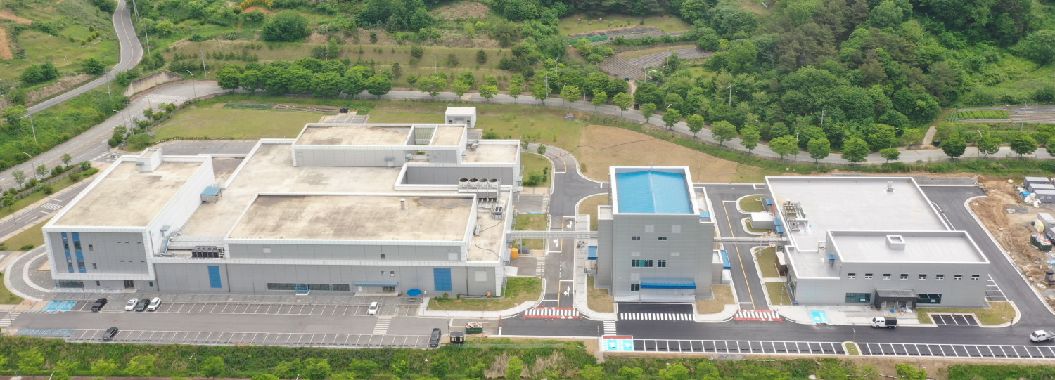 왼쪽부터 미생물실증지원센터 본관, mRNA 제조동, 교육관.jpg