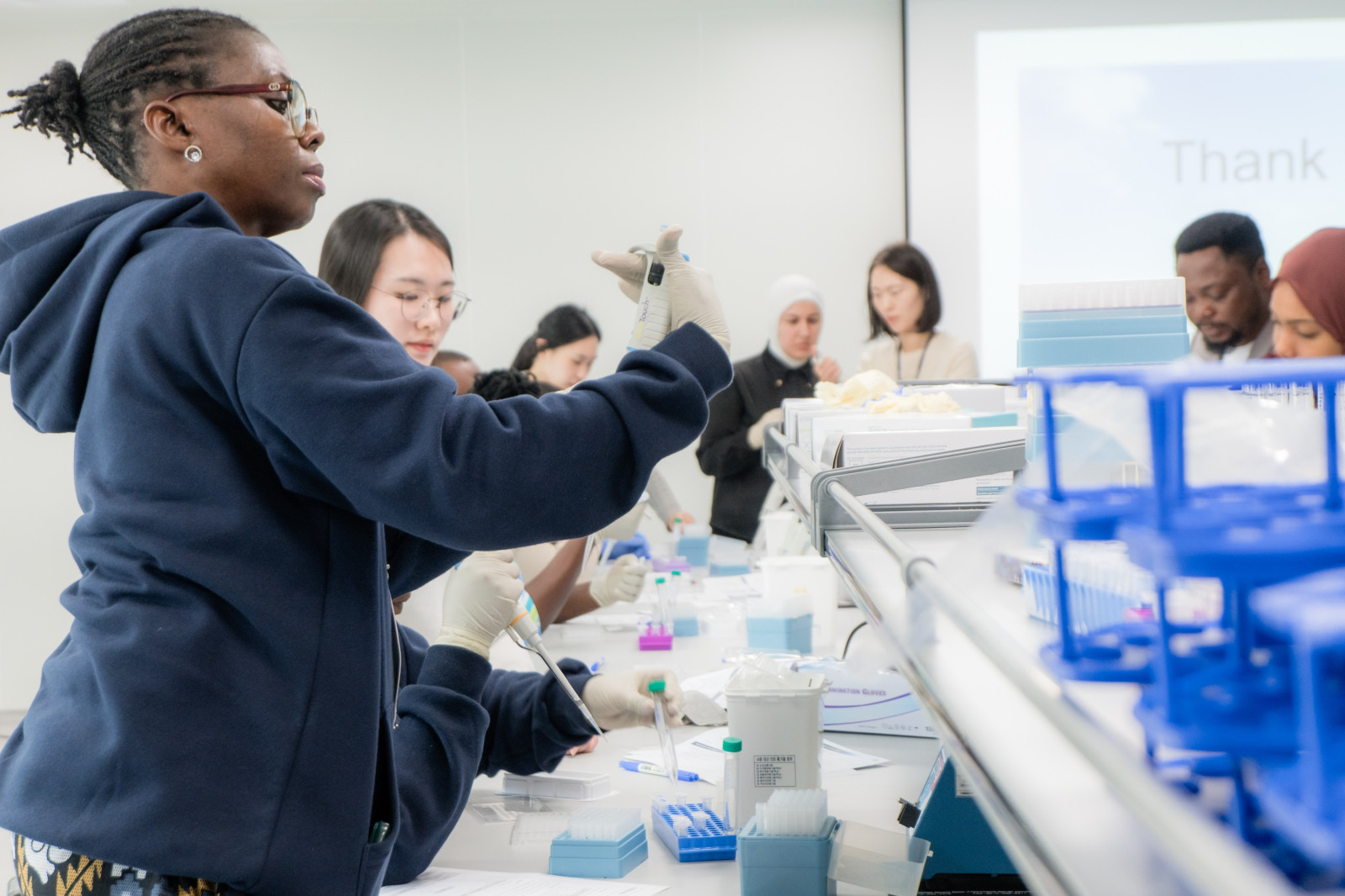 1. QC 실습 중 단백질 정량 시험 현장.jpg